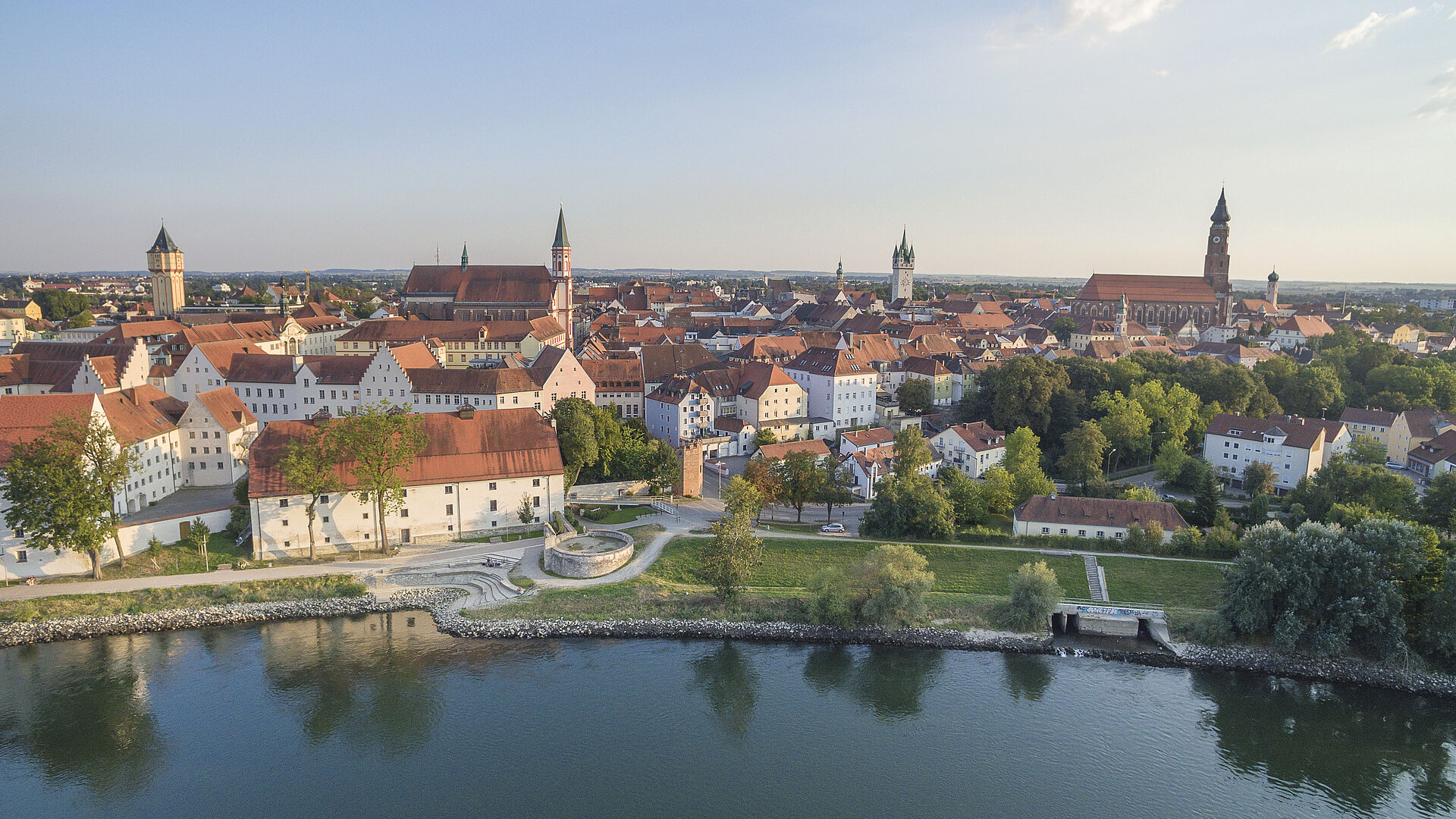 Die geschichtsträchtige Stadt Straubing mit dem Herzogsschloss und der blauen Donau im Vordergrund