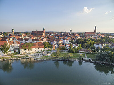 Die geschichtsträchtige Stadt Straubing mit dem Herzogsschloss und der blauen Donau im Vordergrund