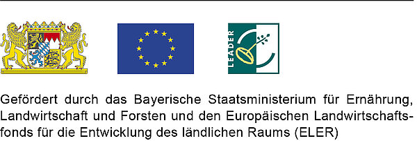 Zusammengestellt sind links das Bayerische Staatswappen, in der Mitte die Europaflagge und rechts das Leader-Logo