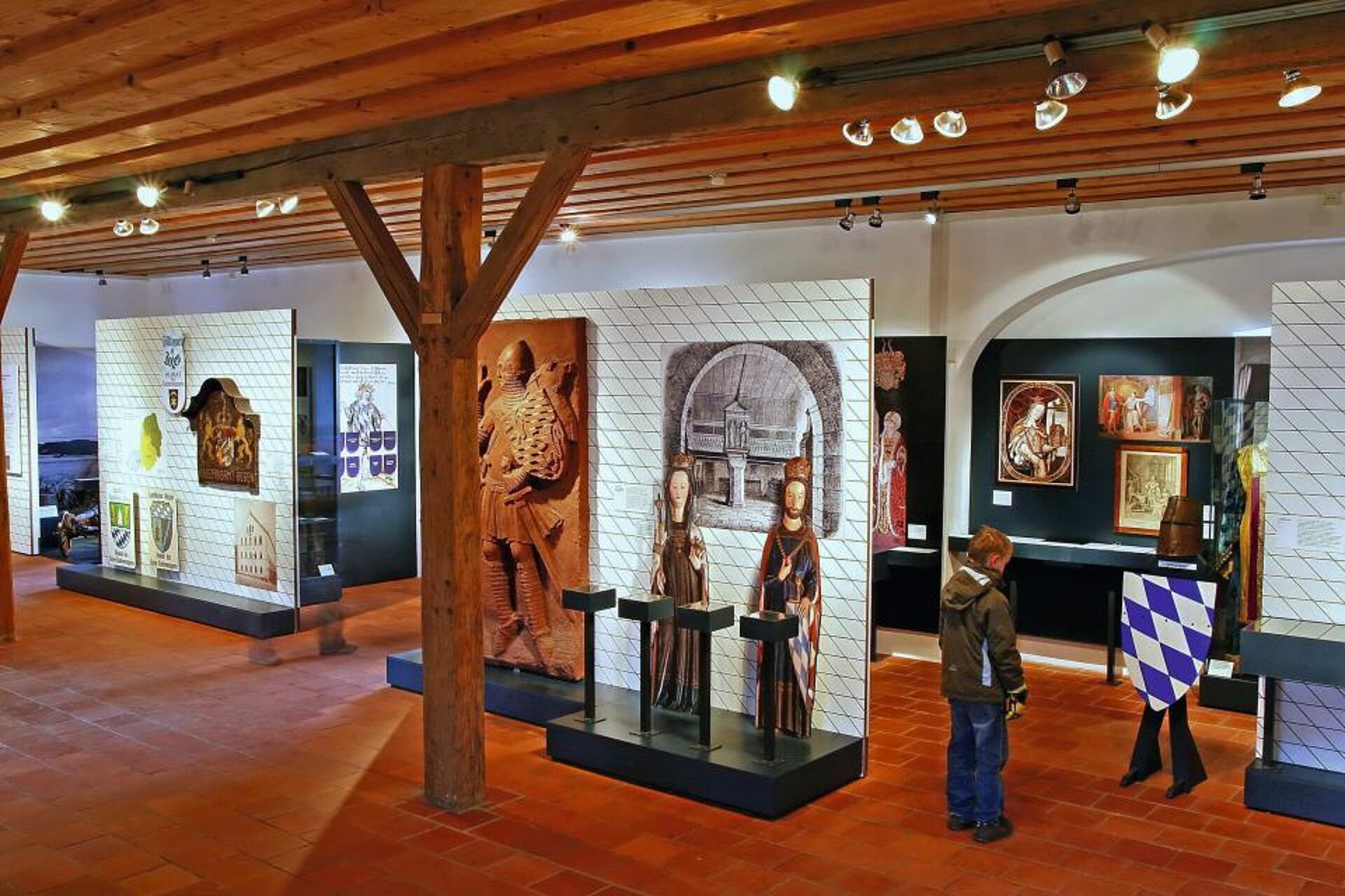 Unter dem Titel Ritter, Rauten & Co.  können Besucher im Kreismuseum Bogenberg auf zwei Stockwerken interaktiv über den Ursprung der bayerischen Rauten sowie über die rund 900-jährige Geschichte des Ortes lernen.