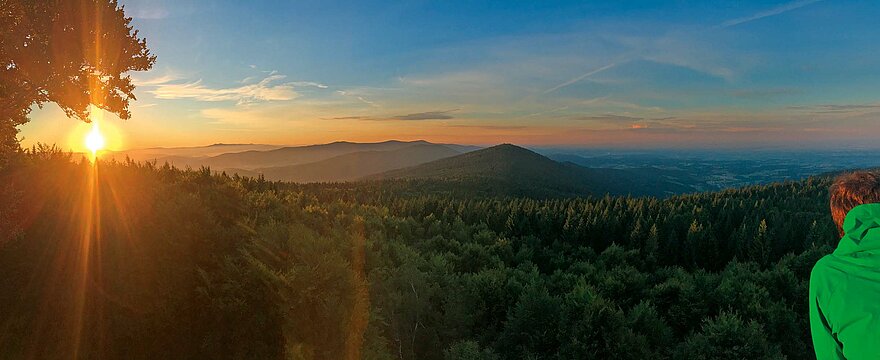 Ein unbeschreibliches Panoramabild zeigt den Sonnenaufgang am Hirschenstein mit den schönsten Farben.