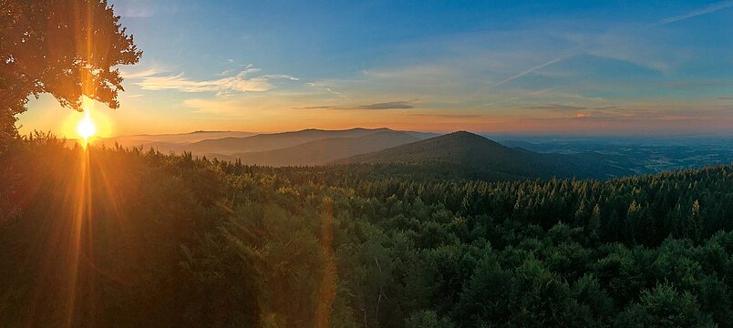 Ein unbeschreibliches Panoramabild zeigt den Sonnenaufgang am Hirschenstein mit den schönsten Farben.