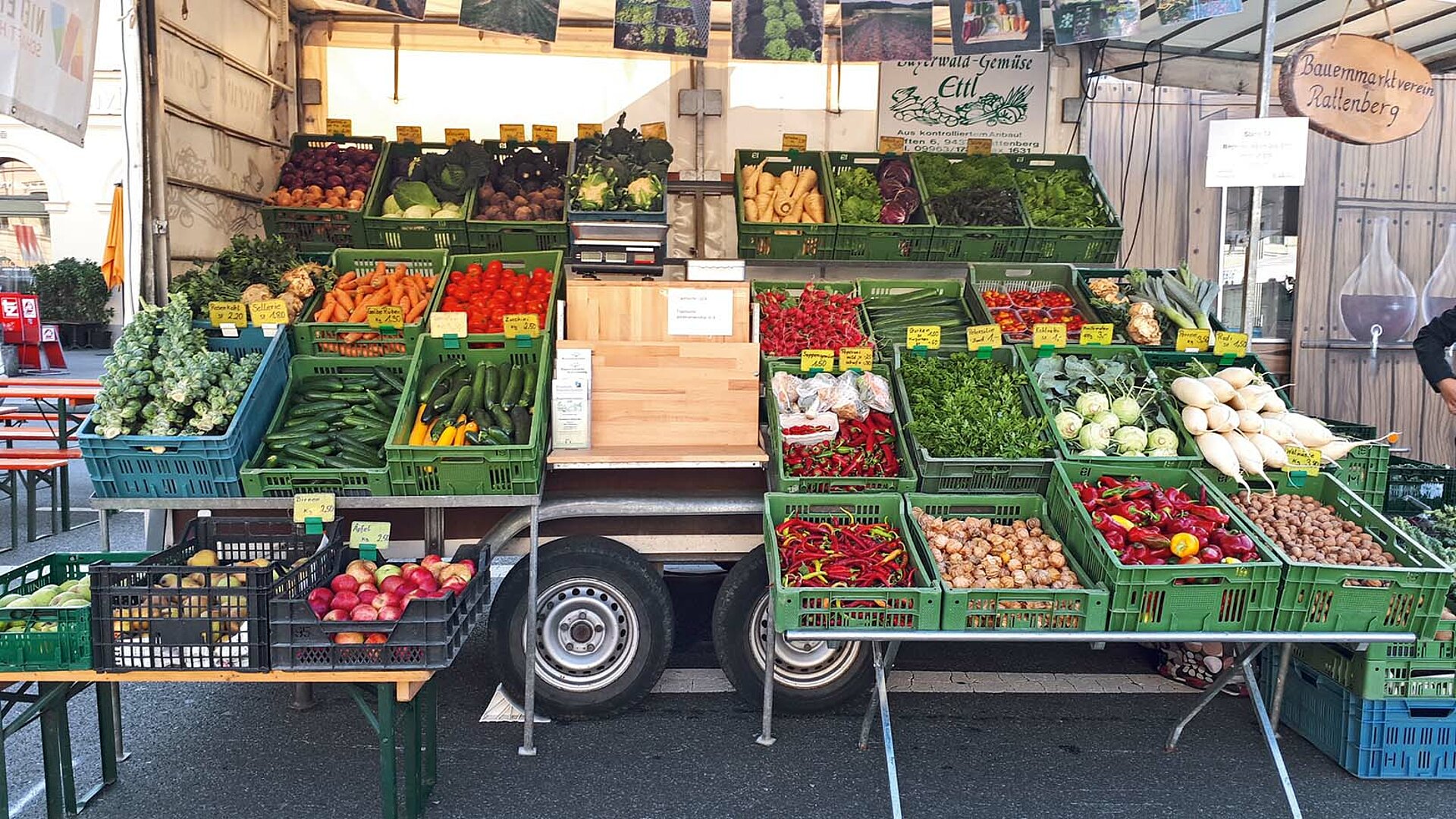Ein vielfältiges Obst- und Gemüseangebot hält der Bauernmarkt in Rattenberg bereit.