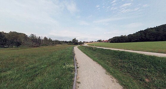 Ein befestigter Wander- und Radweg verläuft parallel zur Straße, die nach Wiesenfelden führt